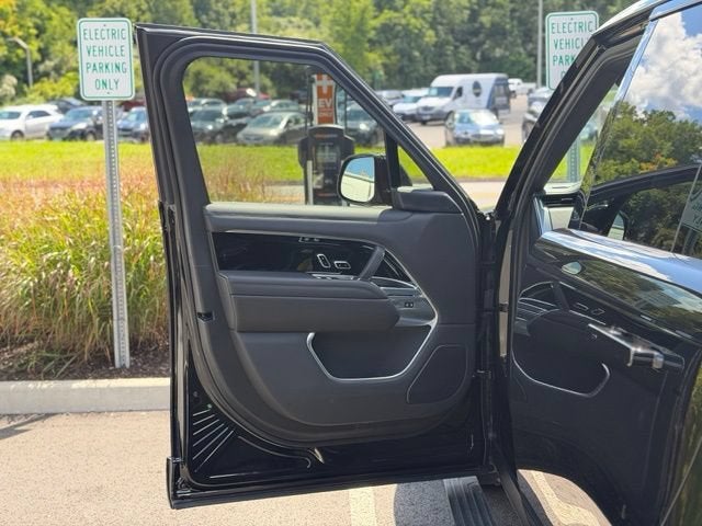 2025 Land Rover Range Rover SE