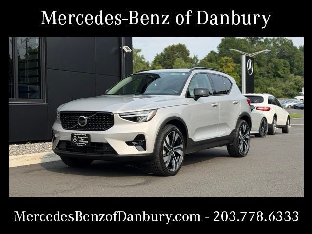 2023 Volvo XC40 B5 Plus Dark Theme