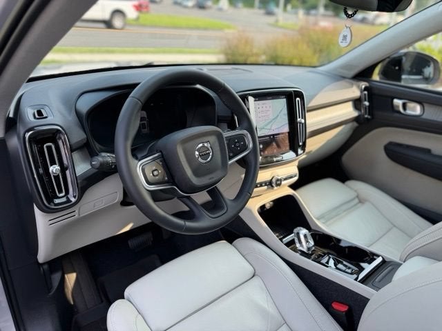 2023 Volvo XC40 B5 Plus Dark Theme
