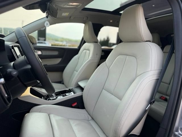 2023 Volvo XC40 B5 Plus Dark Theme
