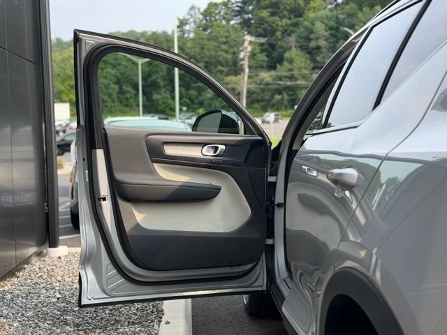 2023 Volvo XC40 B5 Plus Dark Theme