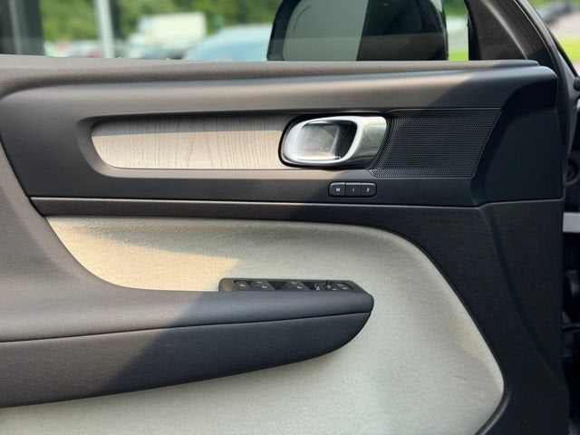 2023 Volvo XC40 B5 Plus Dark Theme