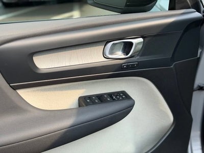 2023 Volvo XC40 B5 Plus Dark Theme