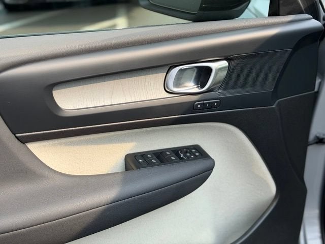 2023 Volvo XC40 B5 Plus Dark Theme