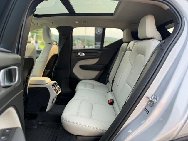 2023 Volvo XC40 B5 Plus Dark Theme