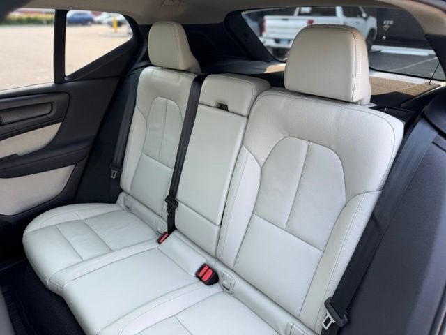 2023 Volvo XC40 B5 Plus Dark Theme