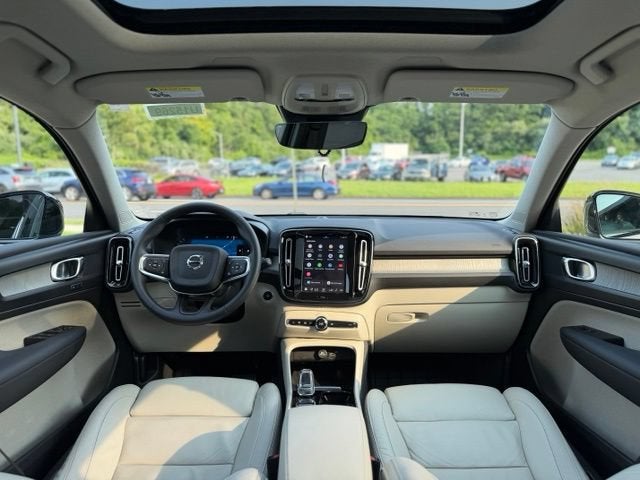 2023 Volvo XC40 B5 Plus Dark Theme