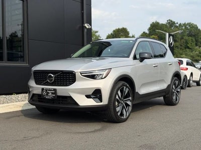 2023 Volvo XC40 B5 Plus Dark Theme