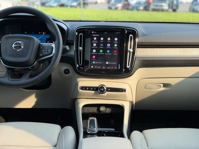 2023 Volvo XC40 B5 Plus Dark Theme