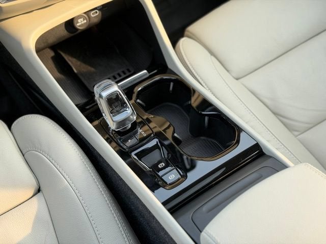 2023 Volvo XC40 B5 Plus Dark Theme