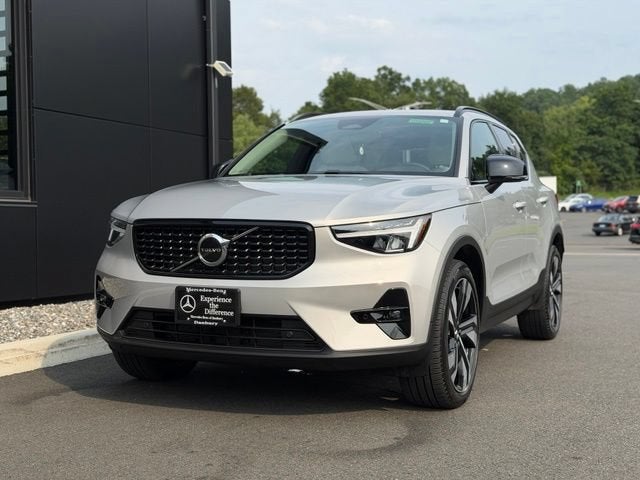 2023 Volvo XC40 B5 Plus Dark Theme