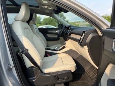 2023 Volvo XC40 B5 Plus Dark Theme
