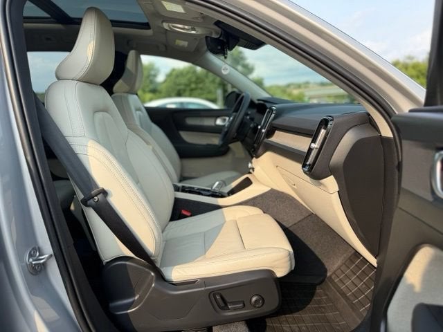 2023 Volvo XC40 B5 Plus Dark Theme