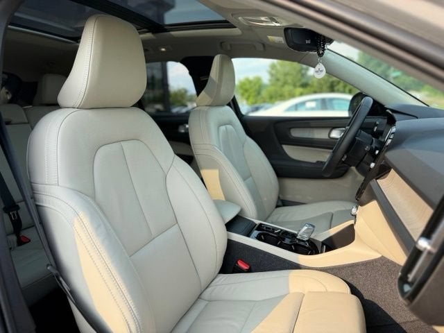 2023 Volvo XC40 B5 Plus Dark Theme