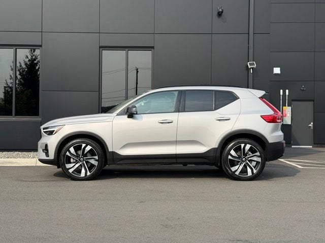 2023 Volvo XC40 B5 Plus Dark Theme