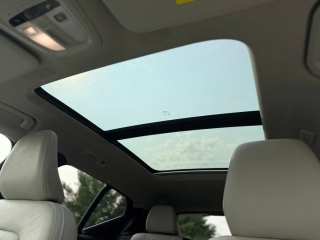 2023 Volvo XC40 B5 Plus Dark Theme