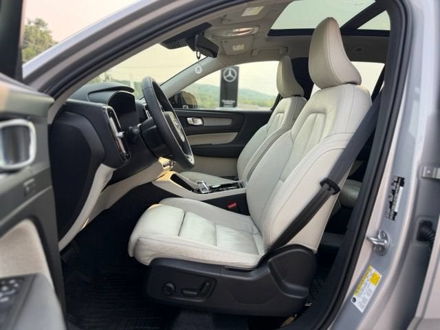 2023 Volvo XC40 B5 Plus Dark Theme